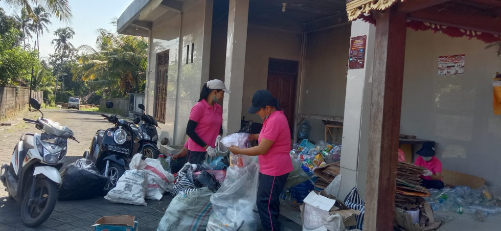 Pelaksanaan Bank Sampah Bulan Mei  di Desa Baha